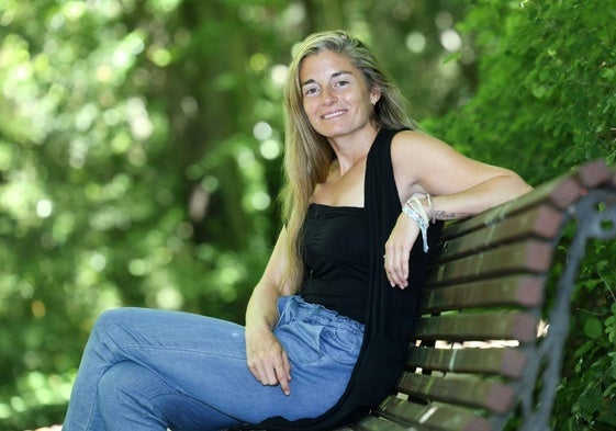 Alejandra Salazar posa junto a la acera de Recoletos.