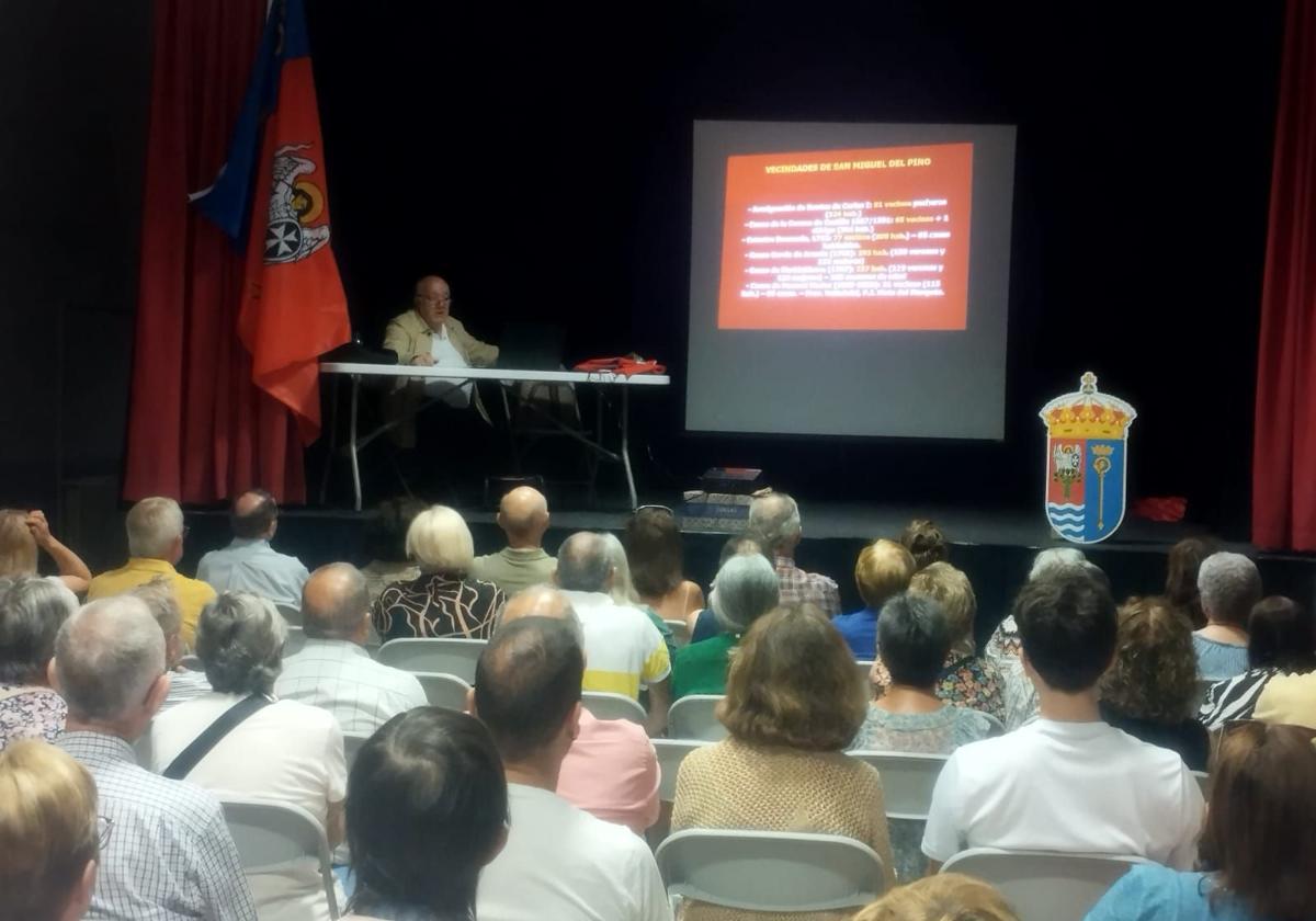 Presentación de los nuevos símbolos municipales por parte de Félix J. Martínez Llorente