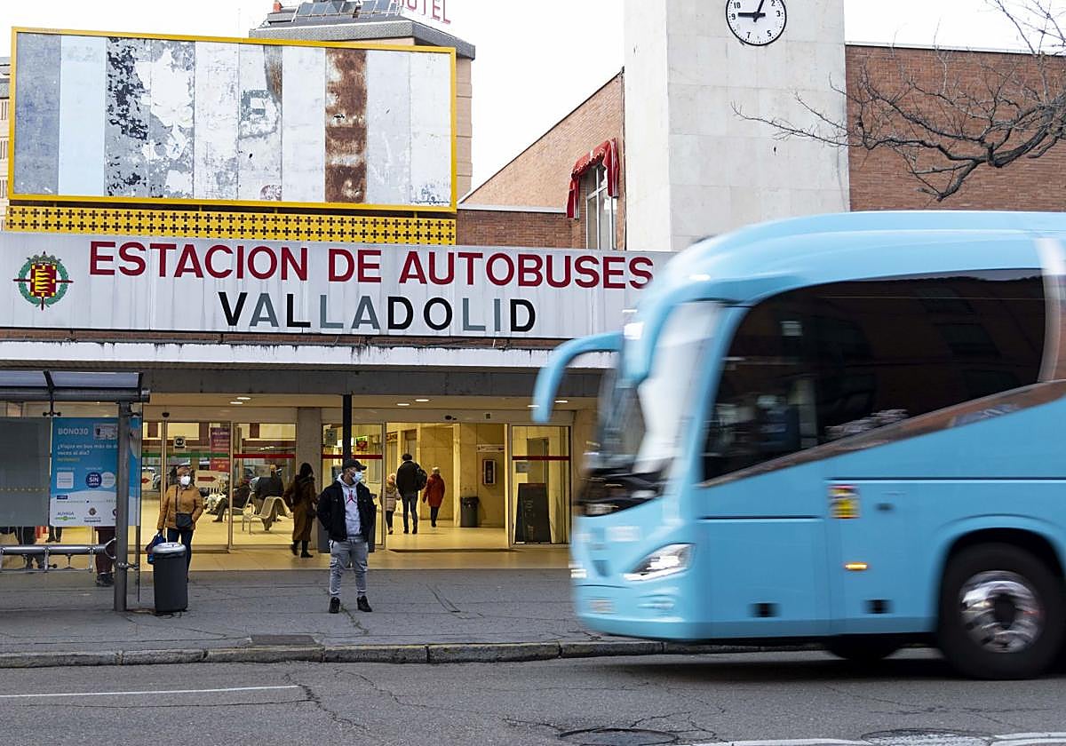 Un autobús accede a la estación de Valladolid.