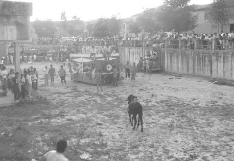Pie original: vaquillas al estilo de la villa. 24 de junio de 1991.