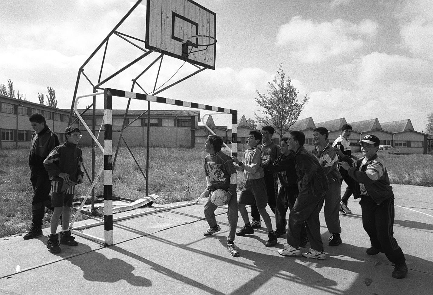 Niños jugando en el patio de la escuela. 23 de septiembre de 1996.