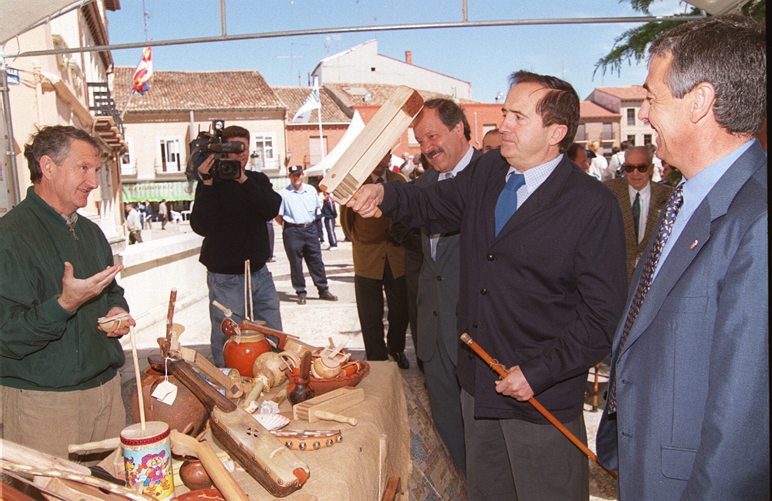 El presidente de la Junta y otras autoridades visitan el mercado comarcal de Villalón de Campos en su 450 aniversario. 10 de junio de 2000.