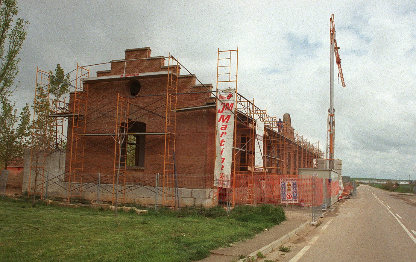 Obras en la antigua escuela. 20 de junio de 2000.