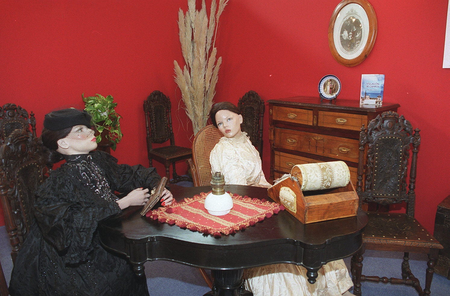 El stand de Villalón de Campos en el Pabellón de la Provincia de la Feria de Muestras recrea una escena de principios de siglo. 14 de septiembre de 2000.