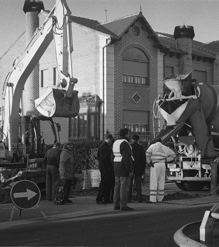 Obras del nuevo colector en la urbanización los Rosales en Villalón de Campos. 21 de noviembre de 2000.