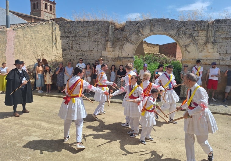 Los danzantes bailan uno de los lazos tradicionales del palilleo de la localidad