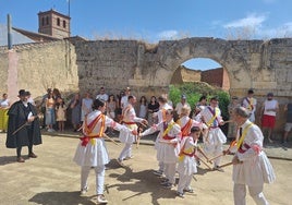 Villabaruz de Campos recupera el baile de los quintos por las casas del pueblo