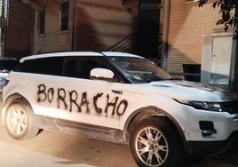 Pintada en el lateral del coche.