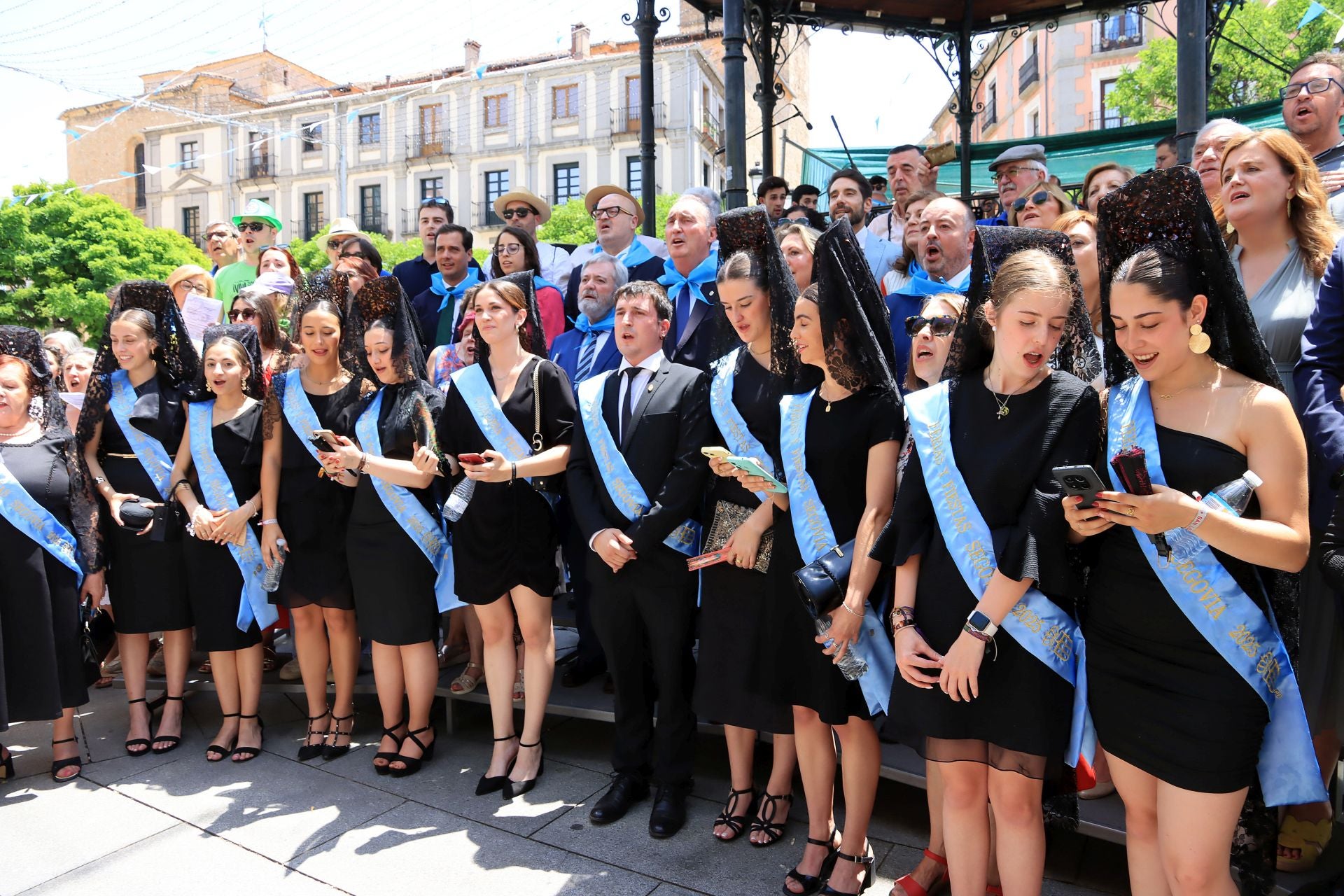 Fotos del canto del himno de Segovia y de la Tajada de San Andrés