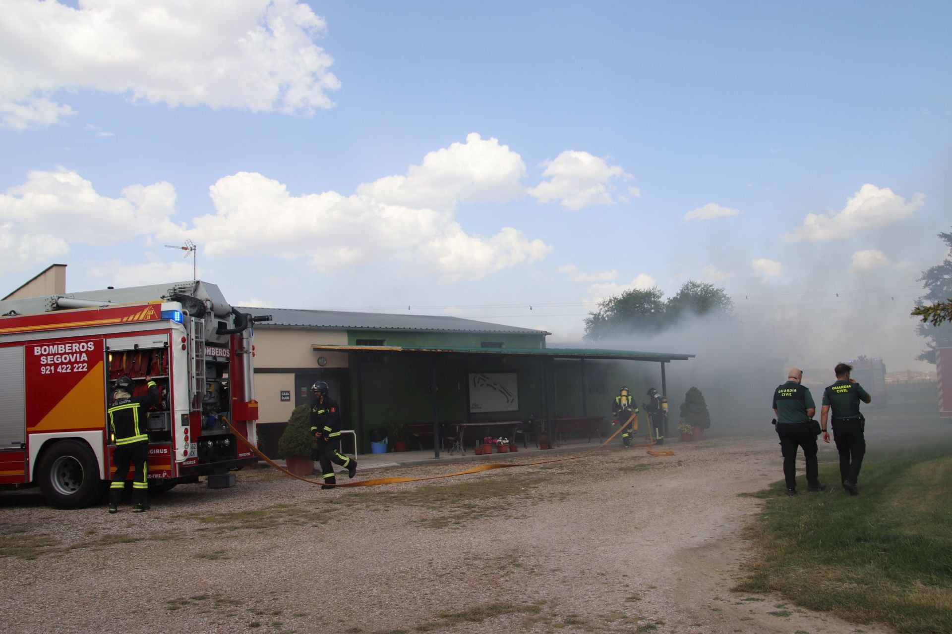 Fotos del incendio de un club de golf en un pueblo de Segovia