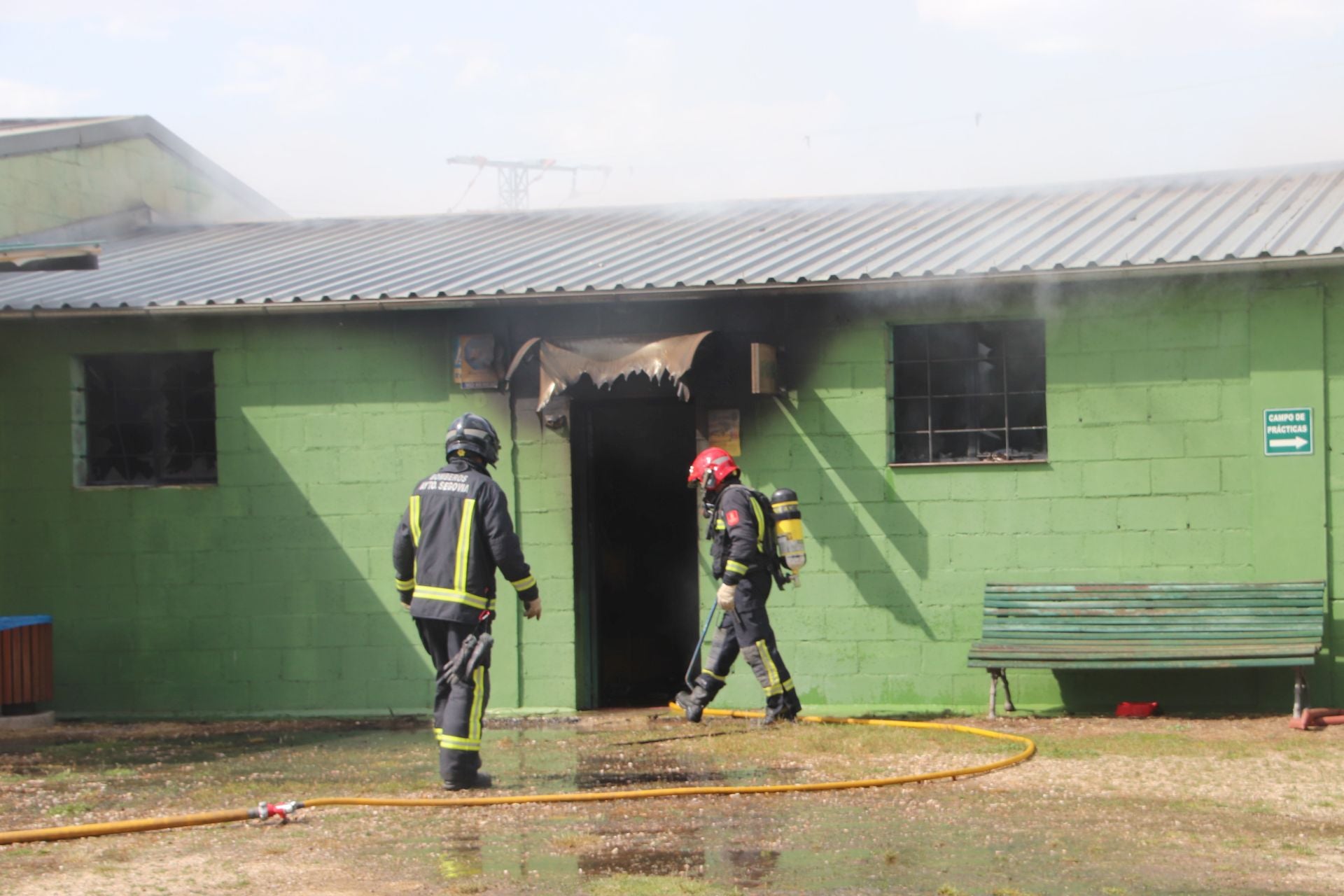 Fotos del incendio de un club de golf en un pueblo de Segovia