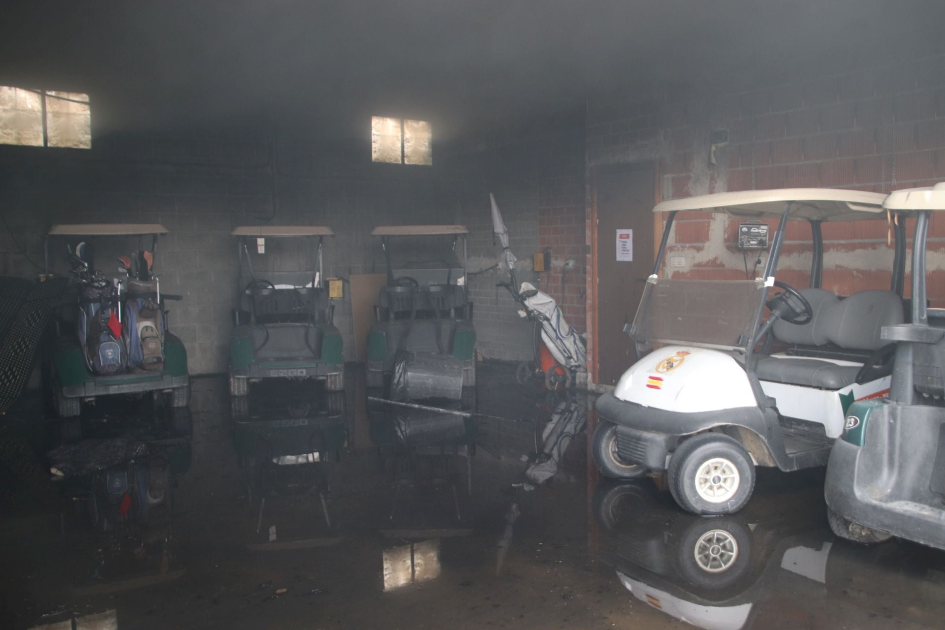 Fotos del incendio de un club de golf en un pueblo de Segovia