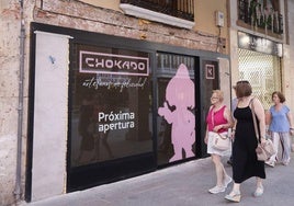 Los viandantes se fijan en el cartel de Chokado.
