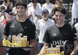 Arturo Coello y Agustín Tapia posan con la réplica del estadio vallisoletano en la Plaza Mayor.