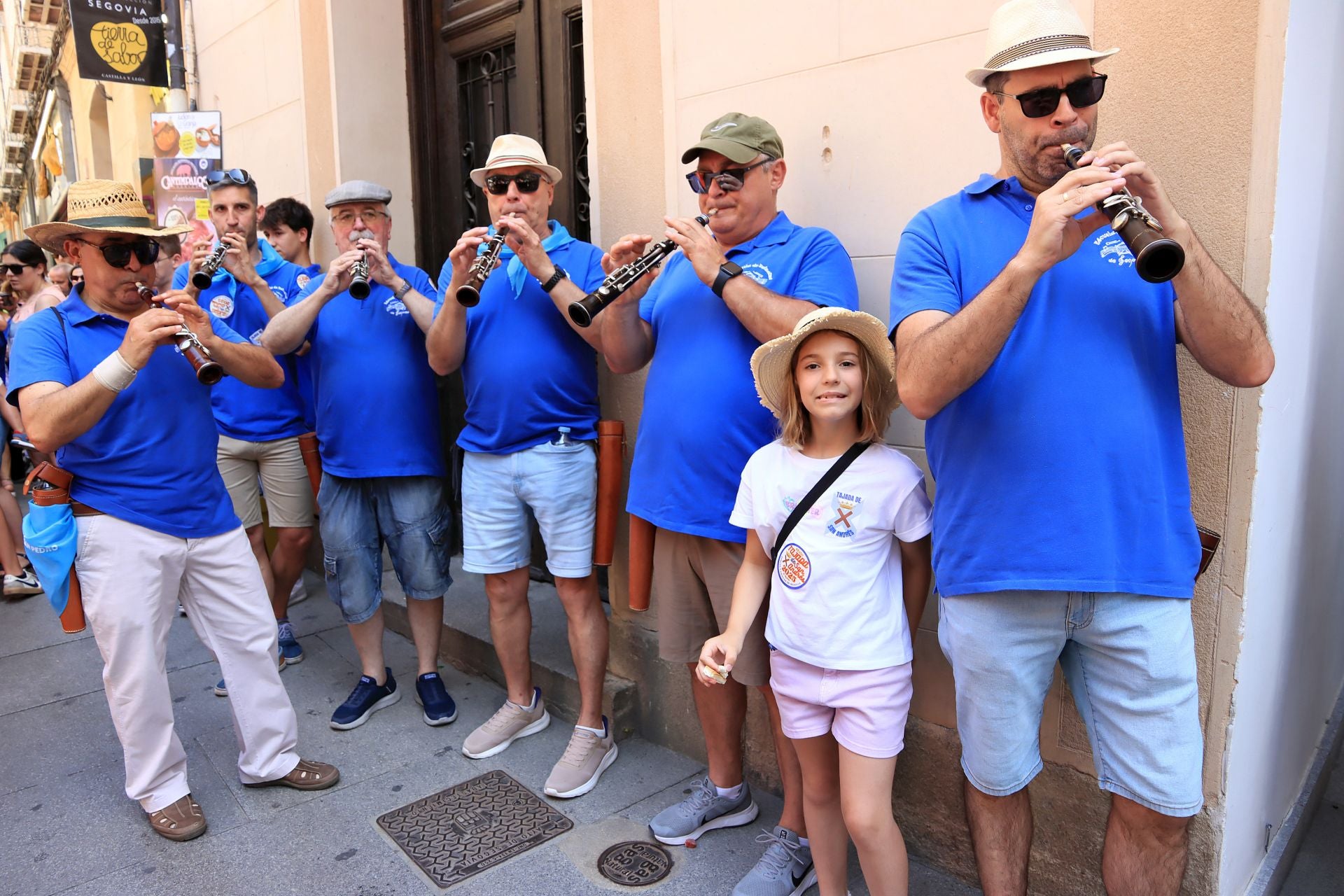 Fotos del canto del himno de Segovia y de la Tajada de San Andrés