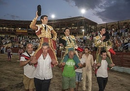 Los tres toreros salen a hombros de la plaza.