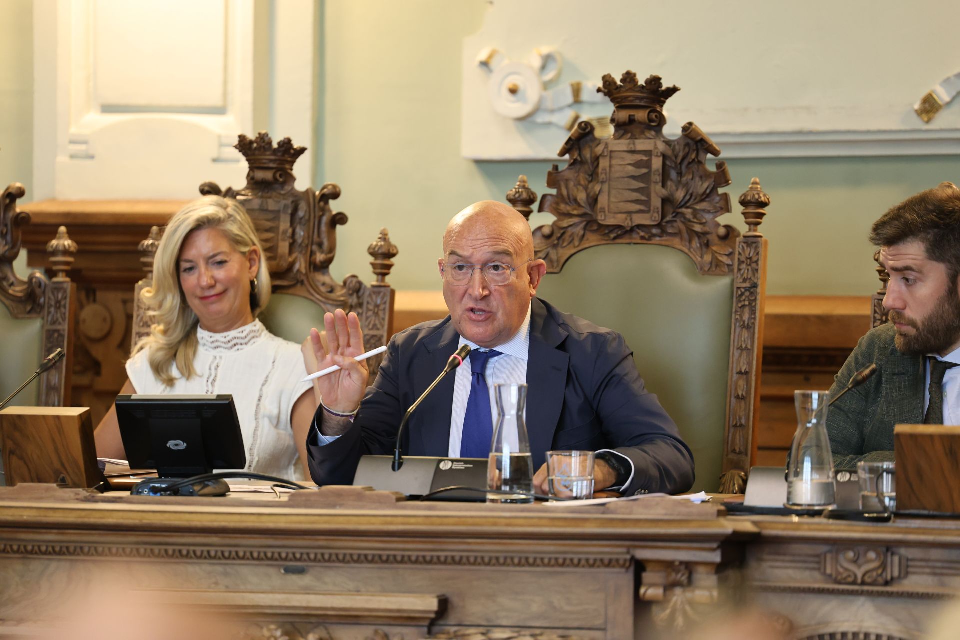 Jesús Julio Carnero interviene en el pleno.