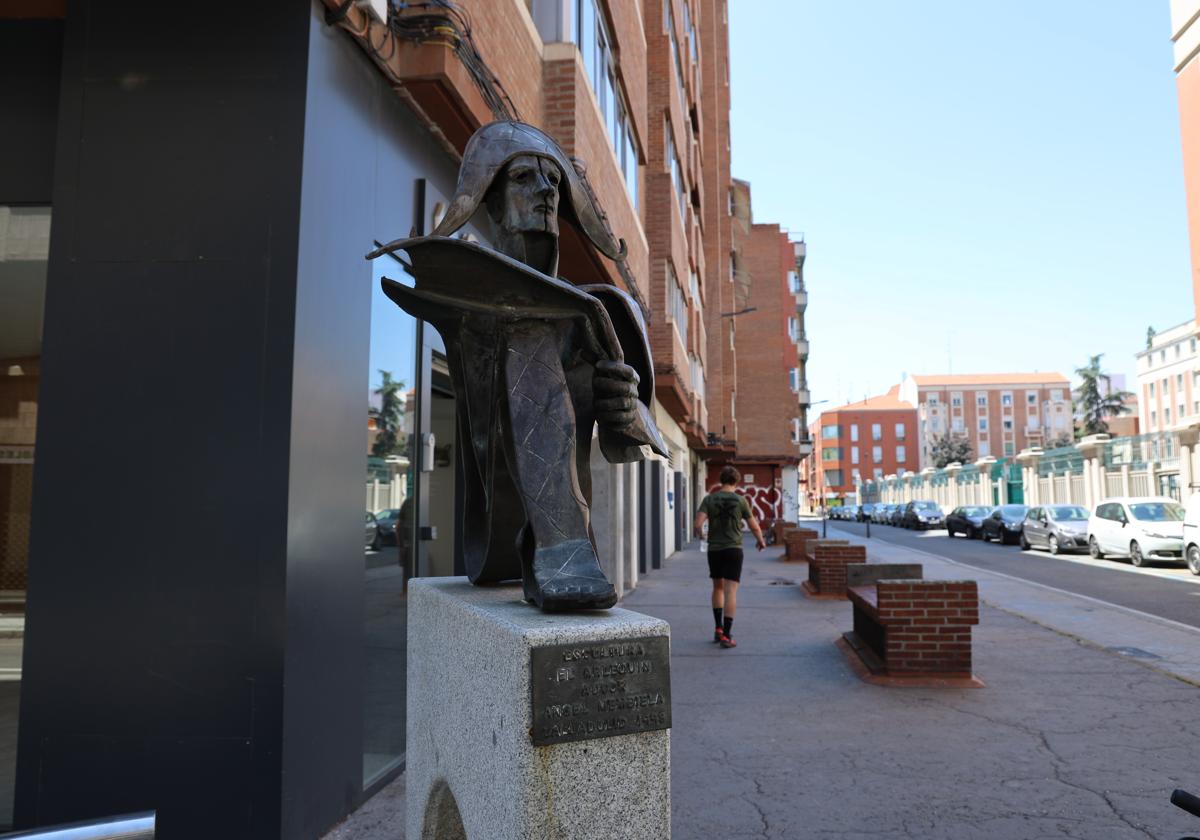 El discreto arlequín que vigila los recreos de un colegio de Valladolid