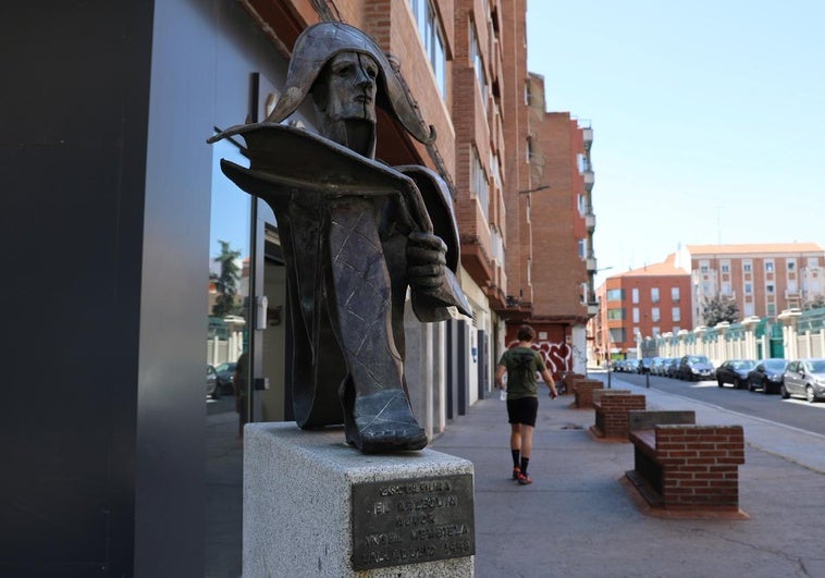 La escultura de bronce del arlequín del artista Ángel Membiela.