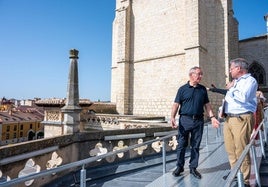 El arquitecto Nacho Vela y el deán de la Catedral, Dionisio Antolín, recorren la pasarela sobre la girola.