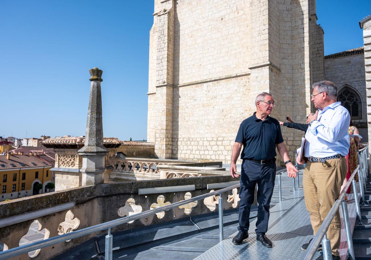 El arquitecto Nacho Vela y el deán de la Catedral, Dionisio Antolín, recorren la pasarela sobre la girola.