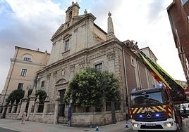 Los bomberos retiran tejas dañadas tras el desprendimiento en La Compañía.