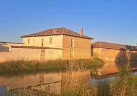 Las denominadas Casas del Rey, junto al Canal de Castilla.