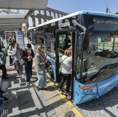 Varias personas suben a un autobús en la parada de la plaza de Artillería.