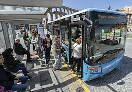 Varias personas suben a un autobús en la parada de la plaza de Artillería.