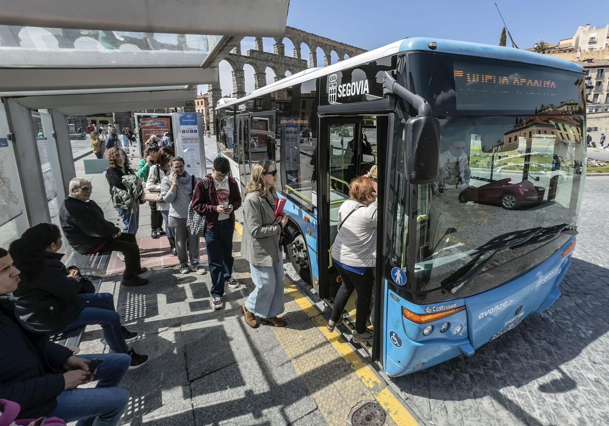 Varias personas suben a un autobús en la parada de la plaza de Artillería.