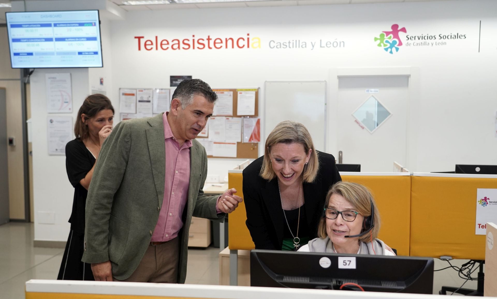 La vicepresidenta Isabel Blanco durante una visita efectuada, este mes de junio, al centro que gestiona la atención del servicio de teleasistencia.