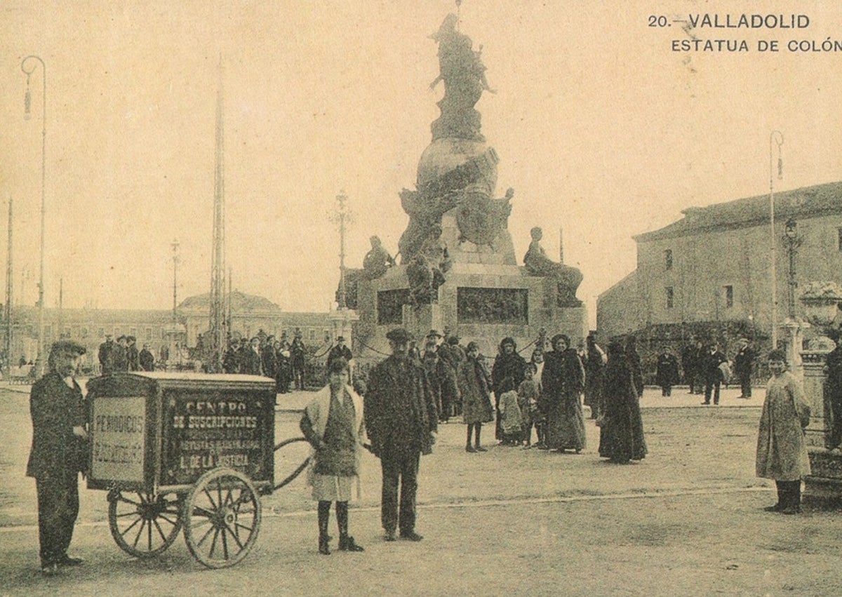 Imagen secundaria 1 - Arriba, Laurentino de la Justicia en el mostrador. Abajo, el carrito de su Centro de Suscripciones frente a la estatua de Colón, y un hombre fumando en la Plaza Mayor, en los años 70, con el Club del Fumador al fondo.