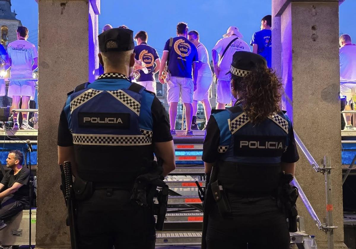 Dos policías locales, durante un evento de las fiestas de Segovia.