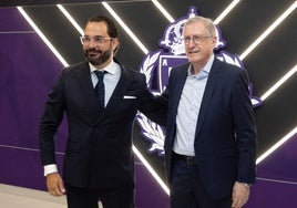 El nuevo director deportivo, Víctor Orta, posa con Ramón Martínez, maestro del madrileño en este cargo y exdirector blanquivioleta.