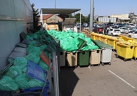 Residuos acumulados en el exterior del Hospital.