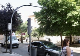 Una cámara de la zona de bajas emisiones controla los vehículos que circulan por la calle Torrecilla.