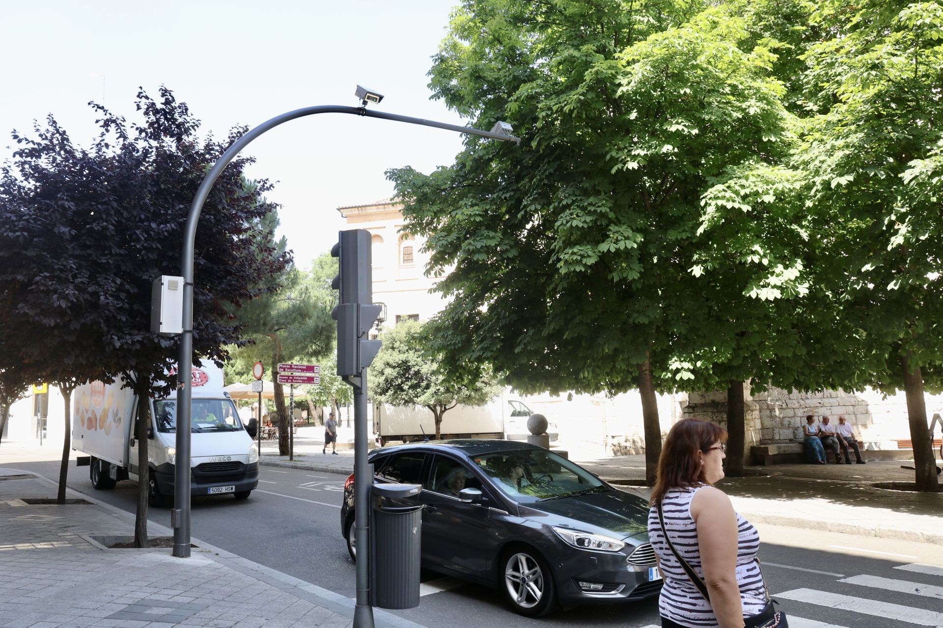 Una cámara de la zona de bajas emisiones controla los vehículos que circulan por la calle Torrecilla.