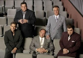 James Gandolfini, rodeado del resto del plantel masculino de 'Los Soprano'.
