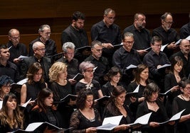 Miembros del Coro de la OSCyL durante un concierto.