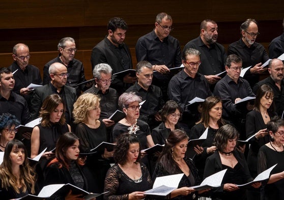 Miembros del Coro de la OSCyL durante un concierto.