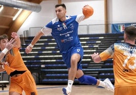Davide Plugliese salta para realizar un lanzamiento a portería por encima de la defensa rival.