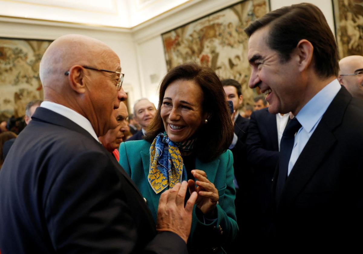 El presidente de Banco Sabadell, Josep Oliu (i); la presidenta de Santander, Ana Botín y el presidente de BBVA, Carlos Torres.