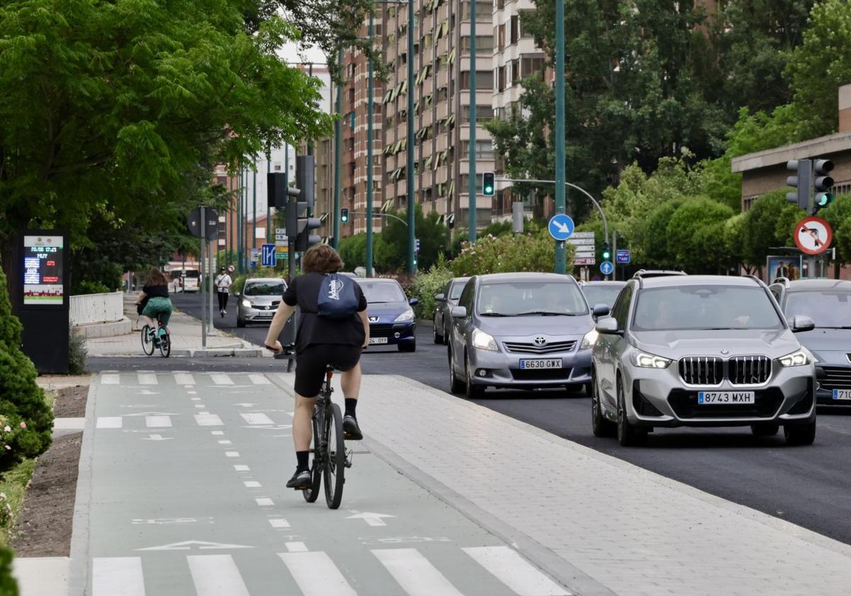 Nuevo carril bici de Isabel la Católica en Valladolid.