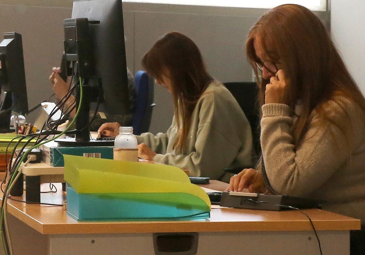 Personal municipal del Ayuntamiento de Segovia trabaja en las oficinas habilitadas en el CIDE.