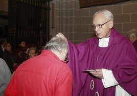 Ginés Ampudia impone la ceniza a un feligrés.