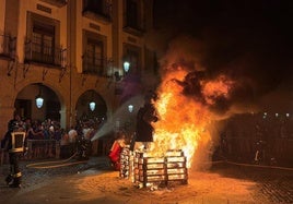 Bomberos durante la hoguera de la noche de San Juan en Segovia.