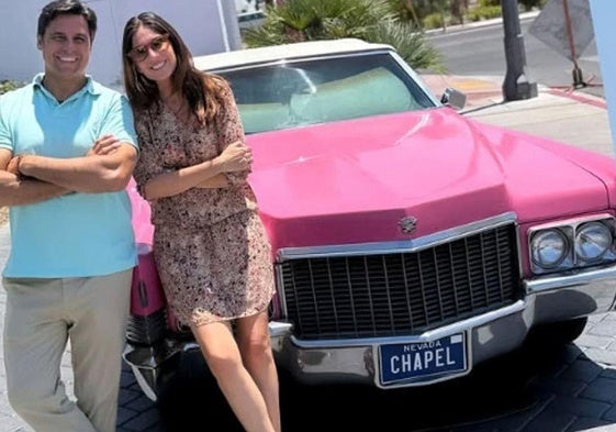 Fran Rivera y Lourdes Montes posan junto a un Cadillac rosa, en la ciudad de Las Vegas.