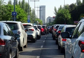 Retenciones en la avenida de Salamanca por trabajos de jardinería en la mediana a primera hora de la mañana de este martes.