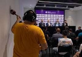 Los medios de comunicación, atendiendo la rueda de prensa de la presentación de la nueva propiedad del Real Valladolid.
