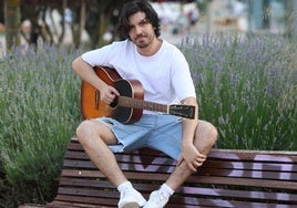Roi Méndez en la plaza Colón de Valladolid con su guitarra.